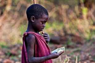 afrikanischer Junge hält Stolz einen Dollar in der Hand