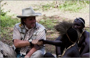 Pierre Schmidt im Gespräch mit den Hazabes (Buschmänner) am Eyasisee. Der Stamm der Hazabes ist Tansanias einziger Stamm von Jägern und Sammlern. Gejagt wird mit Pfeil und Bogen.